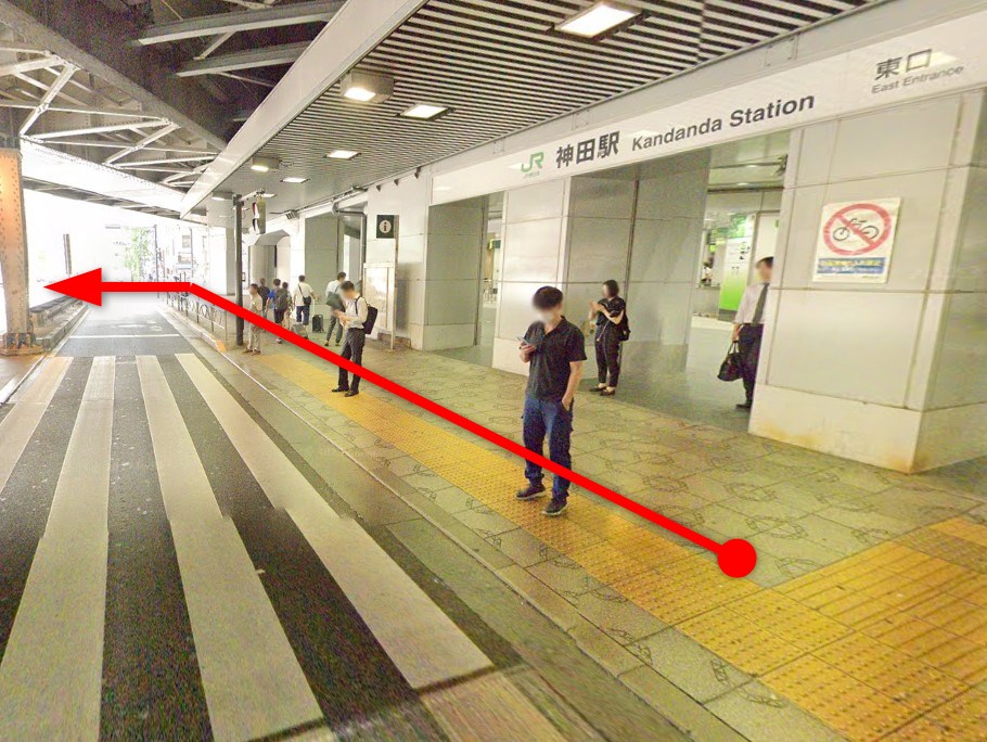 東口を出て右前方に進み、神田駅前交差点を渡ります