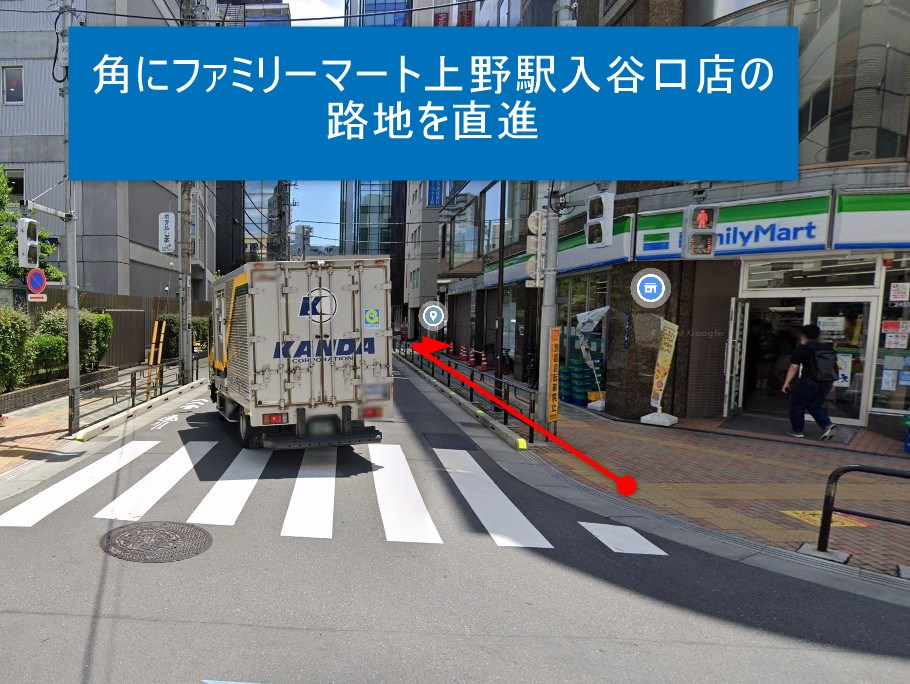 角にファミリーマート上野駅入谷口店が入っている早稲田ビルヂング3F