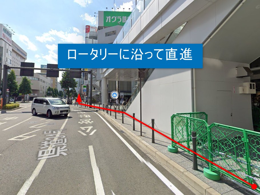 ロータリーに沿って直進