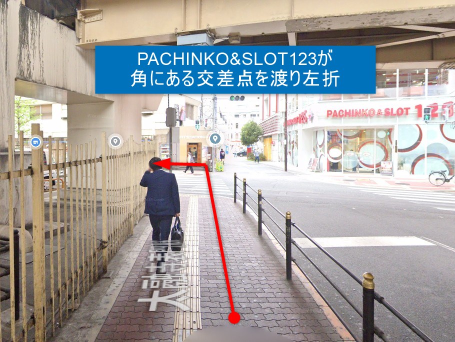 PACHINKO&SLOT123が角にある交差点を渡り左折