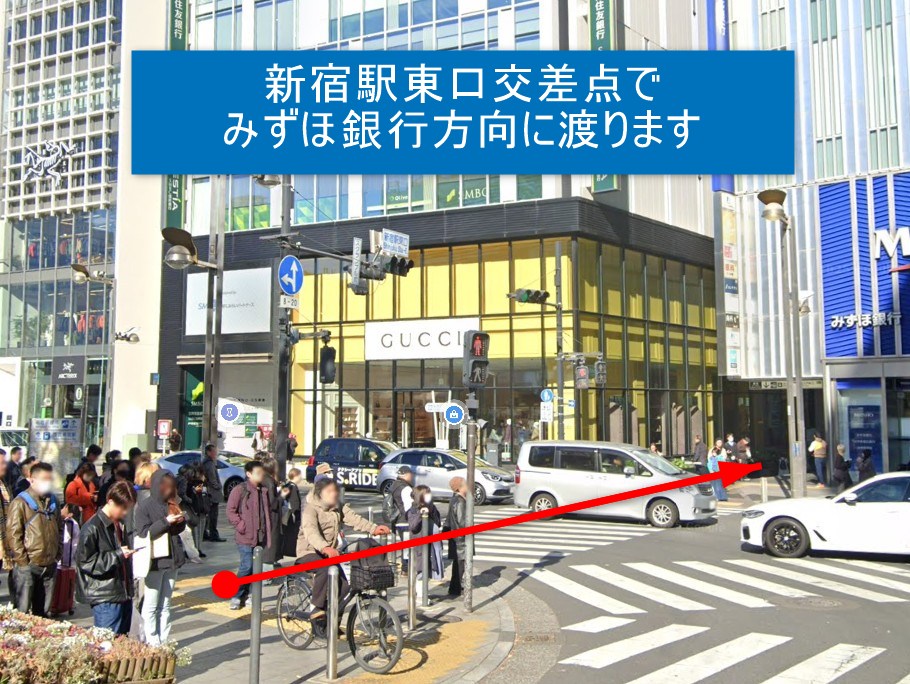新宿駅東口交差点で みずほ銀行方向に渡ります